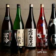 米農家のオーナーが生産から醸造、販売にまで関わった、極上の日本酒を提供。このほか、山口県を中心とした全国各地の30～40種類のメニューがずらり。ワイングラスで香りとともに味わえます。