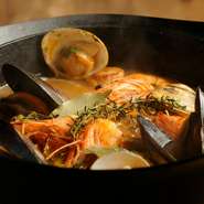 季節の魚介を長時間かけて煮込み、骨ごとすりつぶして濃厚に。仕込みに丸2日をかけたスープが逸品です。