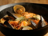 季節の魚介を長時間かけて煮込み、骨ごとすりつぶして濃厚に。仕込みに丸2日をかけたスープが逸品です。
