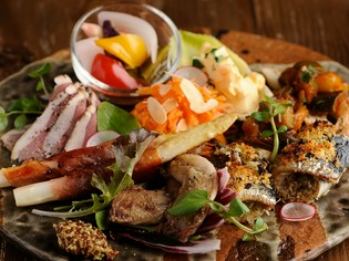 毎朝直送される、旬の素材を手間ひまかけた『前菜の盛り合わせ』