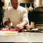 前に手がけた料理よりも、より良質な仕上がりになるよう心をつくしています。自らの習熟についてもそうですが、何よりお客さんに喜んでもらうことを目標に、日々励んでいます。