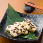 お任せ三点盛りでご用意させていただいております。希少部位頬肉、脳天の提供もございます。
