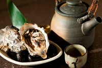 生で食べれる新鮮な『牡蠣』を直火で炙り、通常の焼き牡蠣よりも火を入れて香ばしさをつけ、熱燗の中にいれ、牡蠣の風味と香りをつけたお酒です。入れる日本酒はお好みで選べます。