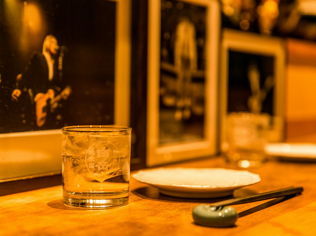 料理人の華麗な手さばきを楽しめるカウンター席があります