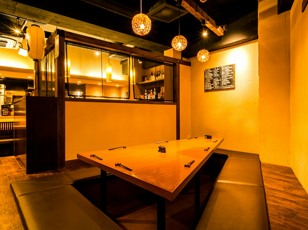 隠れ家のようなお洒落な雰囲気の店内で大人の飲み会を開けます