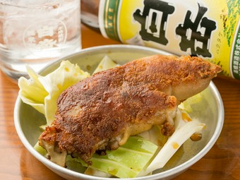 皮の香ばしさがたまりません！　焼酎との相性もばっちりでクセになる味です『豚足』