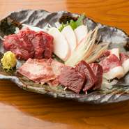 熊本の人も思わずうなる美味しさの一皿です『五点盛り（ヒレ・たてがみ・二重子・ハツ・タン）』