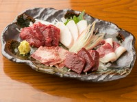 馬肉は信頼のおける仕入れ先が一番の決め手。熊本で100年以上の実績がある馬肉卸店と絆のある【九州料理しん】。その美味しさには熊本の人も思わずうなってしまう程です。5種類の部位を生姜醤油で楽しめます。