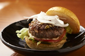 二種類の部位ブレンドした【九州料理しん】のオリジナル『馬肉バーガー』