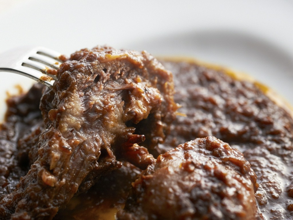 その美味しさが広まり今では人気メニューの一皿です『馬クチビルの赤ワイン煮込み』