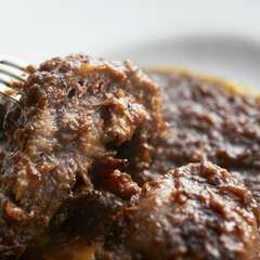 その美味しさが広まり今では人気メニューの一皿です『馬クチビルの赤ワイン煮込み』