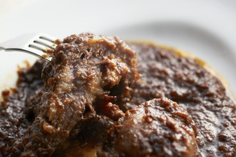 その美味しさが広まり今では人気メニューの一皿です『馬クチビルの赤ワイン煮込み』