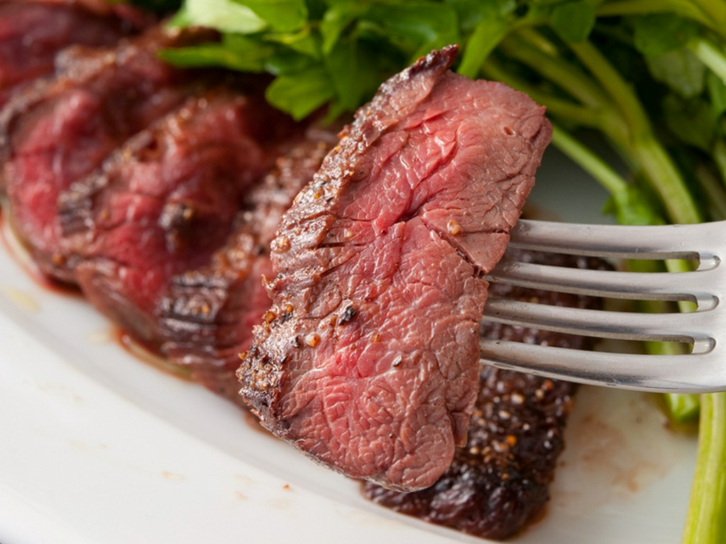 しっかりとした肉の旨味を楽しむ事ができる一品、赤ワインとの相性も抜群です『馬ハラミの炭火焼き』