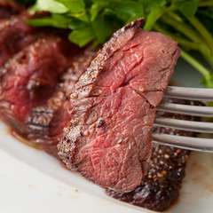 しっかりとした肉の旨味を楽しむ事ができる一品、赤ワインとの相性も抜群です『馬ハラミの炭火焼き』