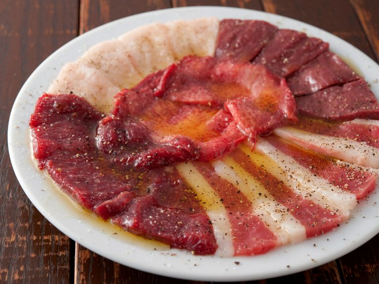 お店の看板メニュー、まずは注文したい逸品です『馬肉のカルパッチョ』