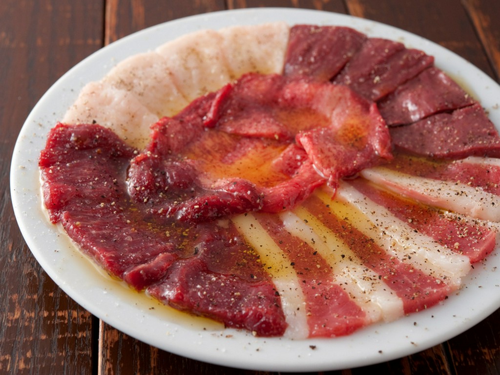 お店の看板メニュー、まずは注文したい逸品です『馬肉のカルパッチョ』