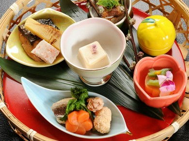 美味しいお料理を贅沢に少しずつ頂けるので、女性に人気です