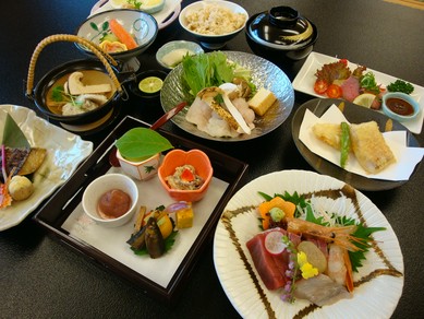 四季を表現した見た目にも美しい『季節の会席料理』