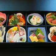 八寸、お造り、焼物、焚き合せ、油物、酢の物、ローストビーフ（冷しゃぶ）、デザート（八品）
＊別途御飯付き（216円税込）もご用意出来ます。
＊季節や仕入れの都合により内容が一部変わる場合が
　ございます
