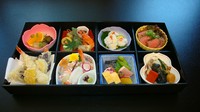 八寸、お造り、焼物、焚き合せ、油物、酢の物、ローストビーフ（冷しゃぶ）、デザート（八品）
＊別途御飯付き（216円税込）もご用意出来ます。
＊季節や仕入れの都合により内容が一部変わる場合が
　ございます
