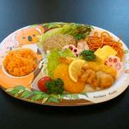 お子様がお好みそうな、ハンバーグや海老フライ、スパゲティなどを取り揃えおります。
※内容は都合により写真と一部変わる場合がございます