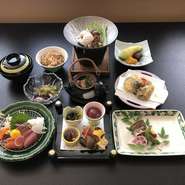 八寸、お造り、銀鱈西京焼き、鱧すき鍋、黒毛和牛炙り、冷やし素麺、季節の炊き込み御飯、香の物、吸い物、デザート。
※内容は季節や仕入れの都合により写真と一部変わる場合がございます

