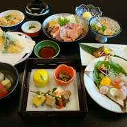 八寸、お造り、焼き物、茶碗蒸し、牛しゃぶ鍋（又は国産牛炙り）、季節の天麩羅、山菜御飯、お吸物、香の物、デザート。
＊仕入れの都合により写真と一部、内容が変わる場合がございます
