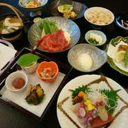 八寸、お造り、焼き物、茶碗蒸し、牛しゃぶ鍋（又は国産牛炙り）、季節の天麩羅、山菜御飯、お吸物、香の物、デザート。
＊仕入れの都合により写真と一部、内容が変わる場合がございます
