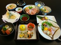 八寸、お造り、焼き物、茶碗蒸し、牛しゃぶ鍋（又は国産牛炙り）、季節の天麩羅、山菜御飯、お吸物、香の物、デザート。
＊仕入れの都合により写真と一部、内容が変わる場合がございます
