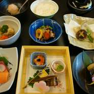 八寸、お造り、焼き物、焚き合わせ、油物、御飯、お吸物、香の物、デザート。　
※仕入れの都合により内容が、写真と一部変わる場合がございます
