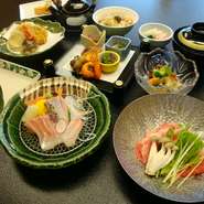 ・7,500円　　　八品、御飯・デザート含む
・8,500円          九品、　　　〃　　　　　
・9,500円　　　十品、　　　　　　　　　
瓶ビール・日本酒・焼酎・酎ハイ・ウイスキー・ノンアルビール、ソフトドリンク
