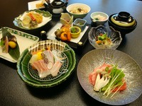 八寸、お造り、焼き物、小鍋、土瓶蒸し、油物、酢の物、季節のご飯、お吸物、香の物、デザート。
＊仕入れの都合により写真と一部、内容が変わる場合がございます
