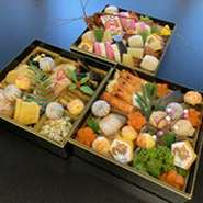 御予約〆切12月20日
お渡しは、大晦日15時以降からのお渡しになります。
内容は天然伊勢海老、鮑、自家製唐墨やいくら、数の子黒豆蜜煮、黒毛和牛炙りや鰤幽庵焼きなど計25品。御予約お待ちしております