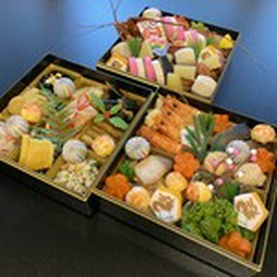 竹友亭のおせち（三段重5人前、お重寸法(cm)　19.6×19.6×5.5