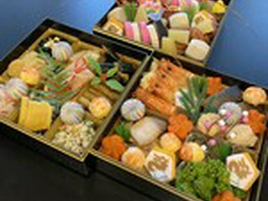 竹友亭のおせち（三段重5人前、お重寸法(cm)　19.6×19.6×5.5