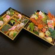 天然伊勢海老、いくら、数の子、丹波黒豆蜜煮、鮑旨煮、海老艶煮、棒鱈、黒毛和牛炙りや筍土佐煮、田造り、鰆西京焼き、伊達巻、など豪華な内容になっております。是非、ご賞味下さい。
御予約お待ちしております

