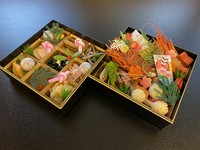 天然伊勢海老、いくら、数の子、丹波黒豆蜜煮、鮑旨煮、海老艶煮、棒鱈、黒毛和牛炙りや筍土佐煮、田造り、鰆西京焼き、伊達巻、など豪華な内容になっております。是非、ご賞味下さい。
御予約お待ちしております


