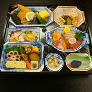 お造り、焼物八寸、焚き合せ、揚げ物、酢物　　　　※別途御飯付き（216税込）もご用意出来ます