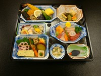 お造り、焼物八寸、焚き合せ、揚げ物、酢物　　　　※別途御飯付き（216税込）もご用意出来ます