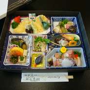 お造り、焼物八寸、焚き合せ、油物、酢物、水物　　※別途御飯付き（216円税込）もご用意出来ます