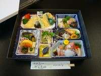 お造り、焼物八寸、焚き合せ、油物、酢物、水物　　※別途御飯付き（216円税込）もご用意出来ます