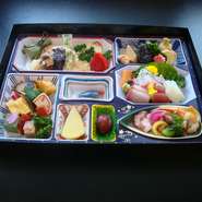 焼物八寸、お造り、油物、焚き合わせ、酢の物、デザート
※季節や仕入れの都合により、内容が写真と一部変わる場合がございます
※別途御飯付き（216円税込）もご用意出来ます
