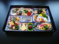 焼物八寸、お造り、油物、焚き合わせ、酢の物、デザート
※季節や仕入れの都合により、内容が写真と一部変わる場合がございます
※別途御飯付き（216円税込）もご用意出来ます