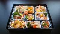 焼き物、八寸、お造り、天麩羅、焚き合わせ、酢物、ローストビーフ、デザート、ちらし寿司
※内容は季節や仕入れの都合により変わります