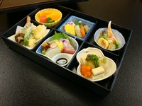 焼物八寸、お造り、焚き合せ、油物、酢の物、水物　※別途御飯付き（216円税込）もご用意出来ます
季節や仕入れの都合により内容が一部変わる場合が
ございます
※器は後日引き取りに伺います