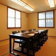 和室のお部屋にテーブルを設えたお席は、すべて個室。最大で30名様のご利用が可能です。