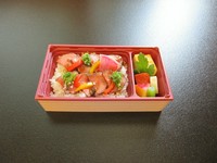 国産黒毛和牛の希少部位、ウチヒラを低温調理でじっくりと焼き上げた自家製ローストビーフです。是非ご賞味下さい