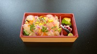 色彩煌びやかに飾られた、華やかな鯛ちらし寿司に季節の副菜を添えてのご提供です。昆布〆した天然鯛をメインに鰻、玉子、など贅沢にすし飯の上に盛り付けた逸品です。お祝い事や雛祭りなどにご利用下さい
