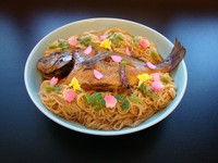 日野町では、5月に行われる日野祭りの季節になると鯛素麺をご家族や親戚の方々とお食べになる習慣がございます。先代から受け継いだやり方で甘辛くじっくり焚き上げております。是非一度ご賞味ください