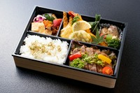 国産和牛をメインに季節の副菜や焚き合わせ、海老フライや各種揚げ物が入ったお弁当です。お米は地元近江米を使用🌾
是非ご賞味下さい。
※仕入れの都合により内容が一部変わる場合が　御座います
